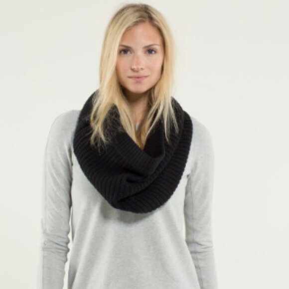 lululemon Falling Freely Neck Warmer - Picture 1 of 6